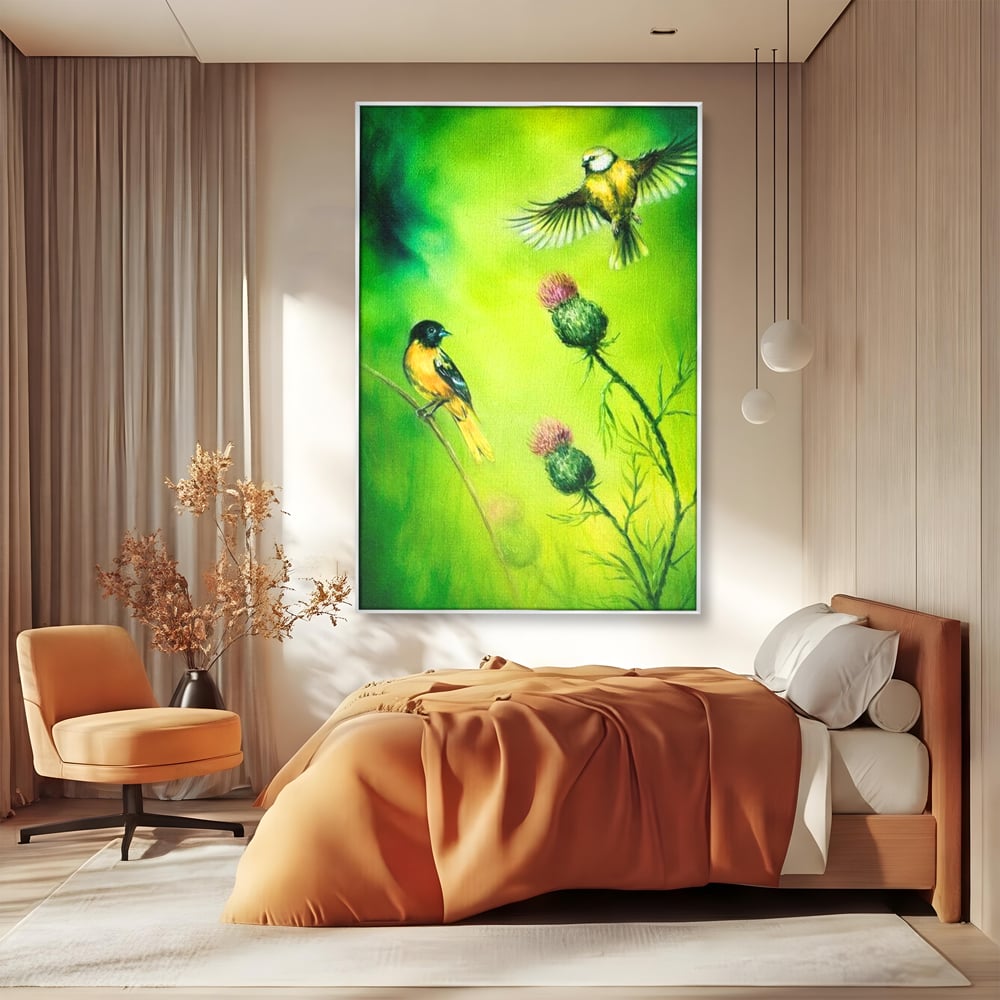 Tablou canvas cu tablou canvas cu pasari si ciulini, in rama de aluminiu argintiu, pe perete intr-un dormitor
